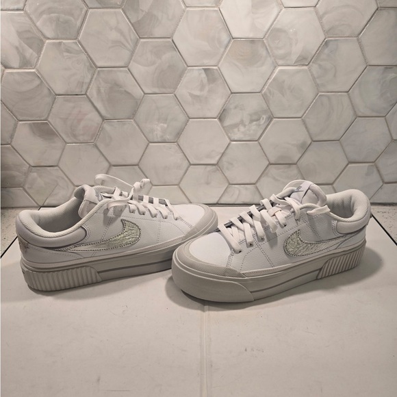 Nike Woman’s Court Legacy Lift Sneakers White & Metallic Silver Size 8.5 NEW Box - Picture 2 of 12